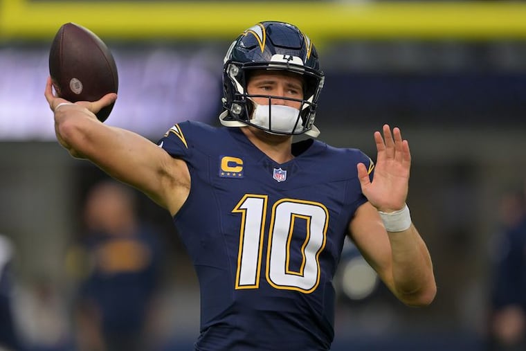 Chargers quarterback Justin Herbert suffered a broken bone in his non-throwing hand on Sunday but should be able to play against the Eagles next week.