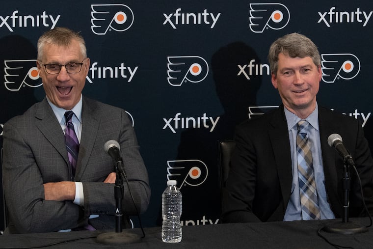 Paul Holmgren (left), then the Flyers' president, shares a laugh with the team's new GM, Chuck Fletcher, in 2018. Holmgren is going into the United States' Hockey Hall of Fame.