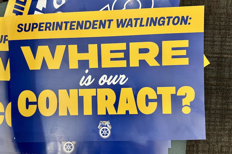 Members of the district's principals union demanded a contract from the Philadelphia school board.