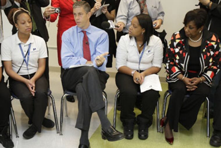 U.S. Secretary Arne Duncan, center, talks to students in a class at
the Mastery Charter School in Philadelphia. Philadelphia School District
Superintendent Arlene Ackerman, right, listens. (David Maialetti / Staff Photographer)