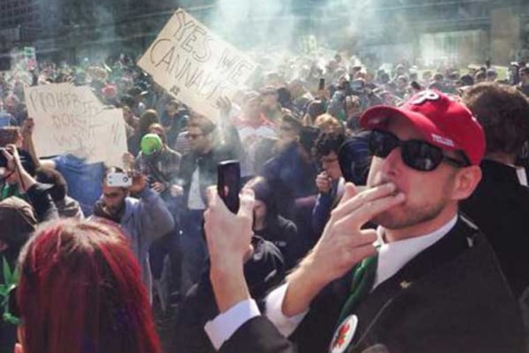 At 4:20 p.m. on April 20, 2013, a cloud ascended on Independence Mall. (Philly420 scribe Chris Goldstein is in the red ballcap at right.)