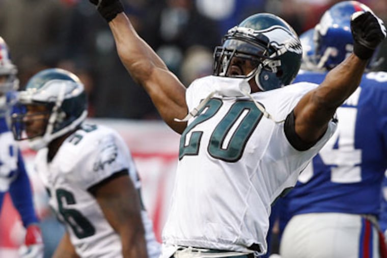 Brian Dawkins will make his return Sunday when the Eagles play host to the Broncos. (David Maialetti / Staff Photographer)