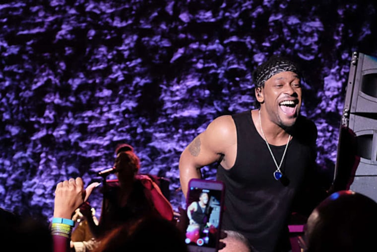 D'Angelo at the Keswick on Tuesday was an exuberant, exultant showman, counting off the beat to his vise-tight band, the Vanguard. (GABRIELLE BONGHI / Philly.com)