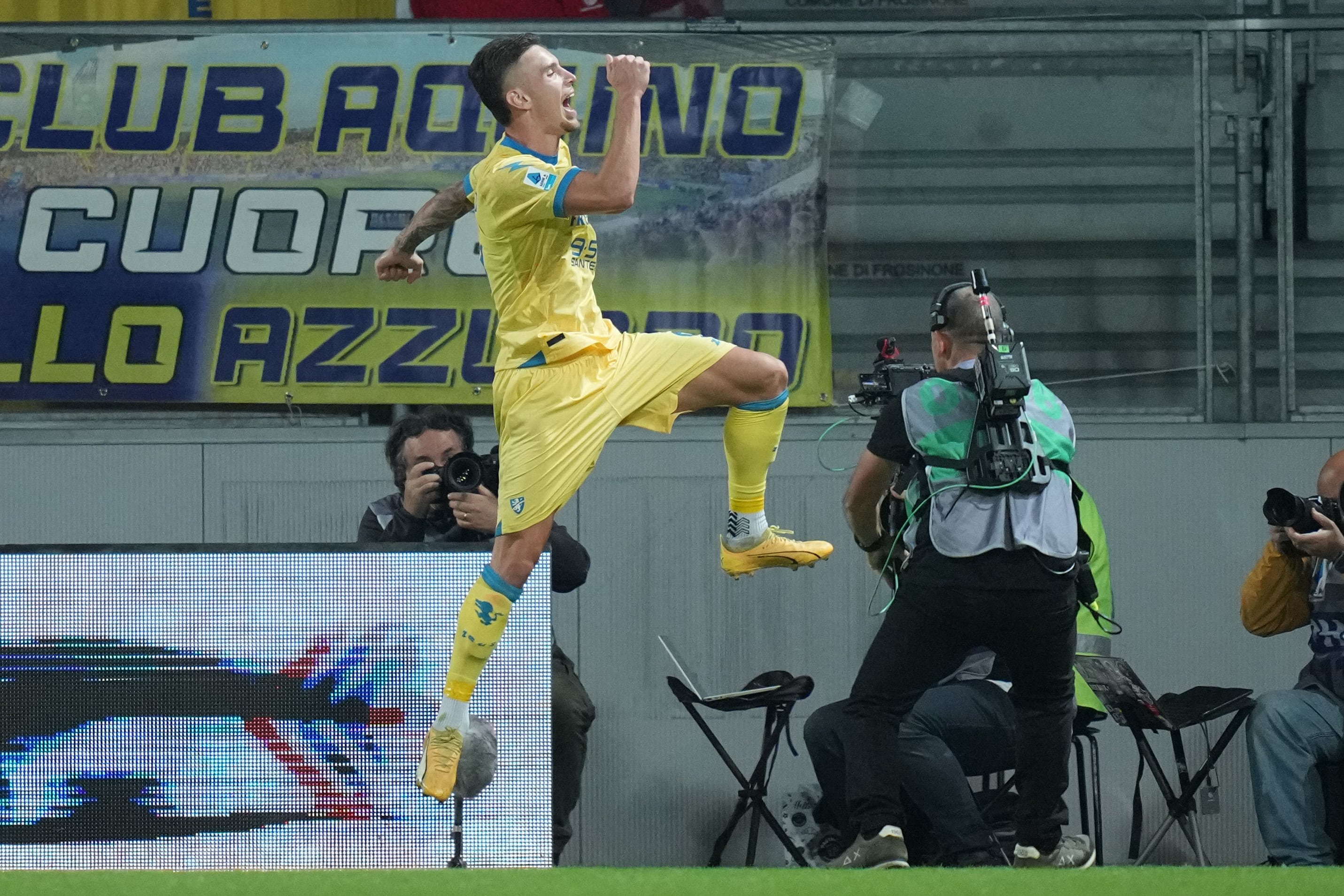 Raimondo scores hat trick for Frosinone in Italy. Frankfurt ends winless drought at home