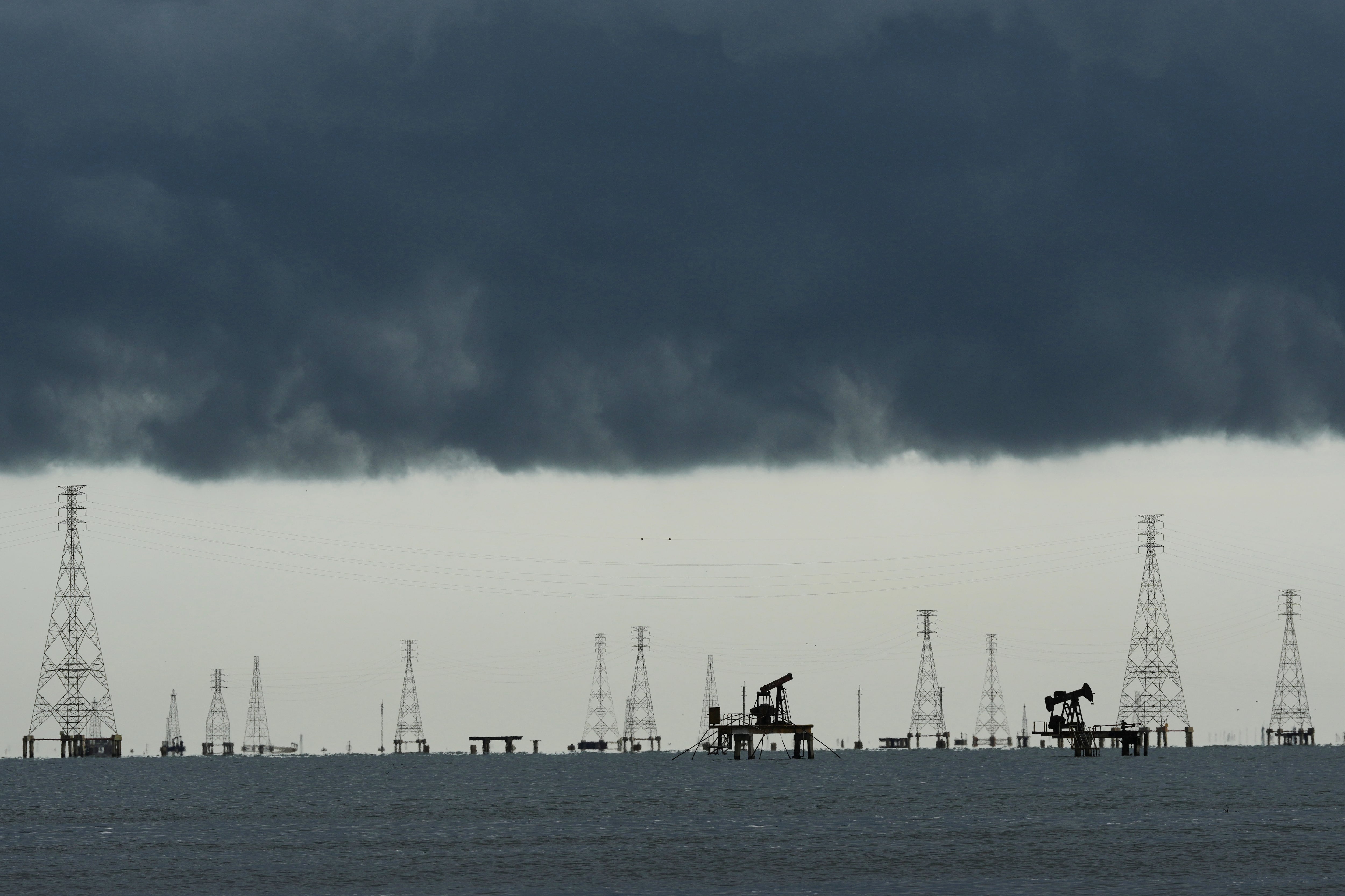 Experts Question Venezuela’s Reported Oil Reserves and U.S. Deal Claims