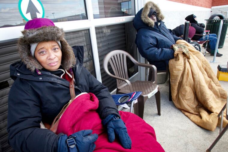 Patrons of Best Buy wait for the store to open Thanksgiving Day. (Alejandro A. Alvarez / Staff Photographer)