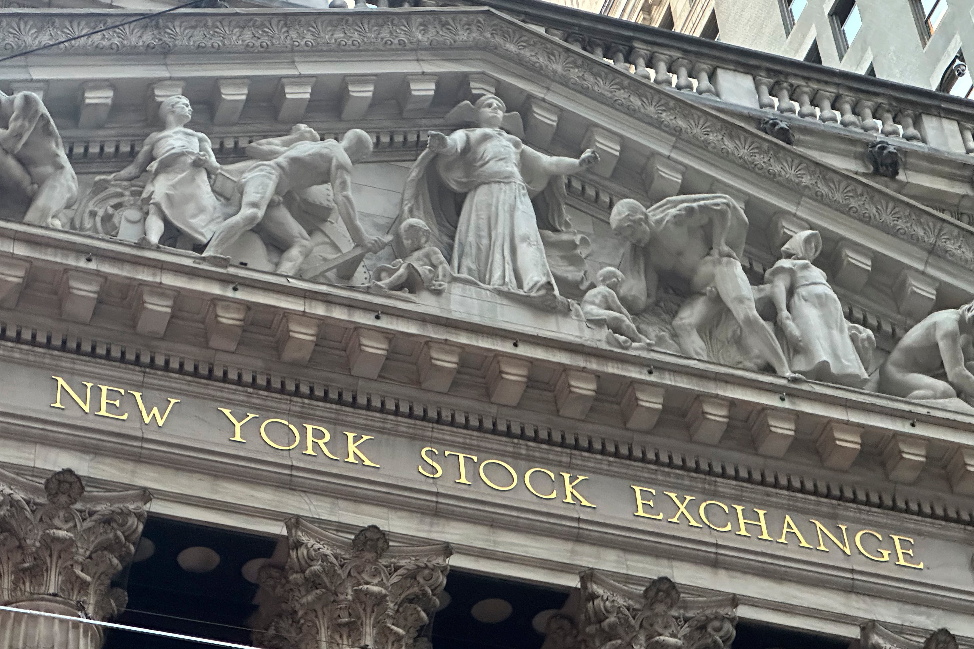US stocks hold relatively steady even as crude oil prices bounce around