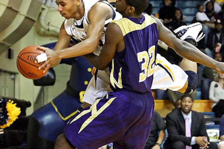 La Salle's Tyreek Duren went airborne to save a loose ball during the second half. (Michael Bryant/Staff Photographer)