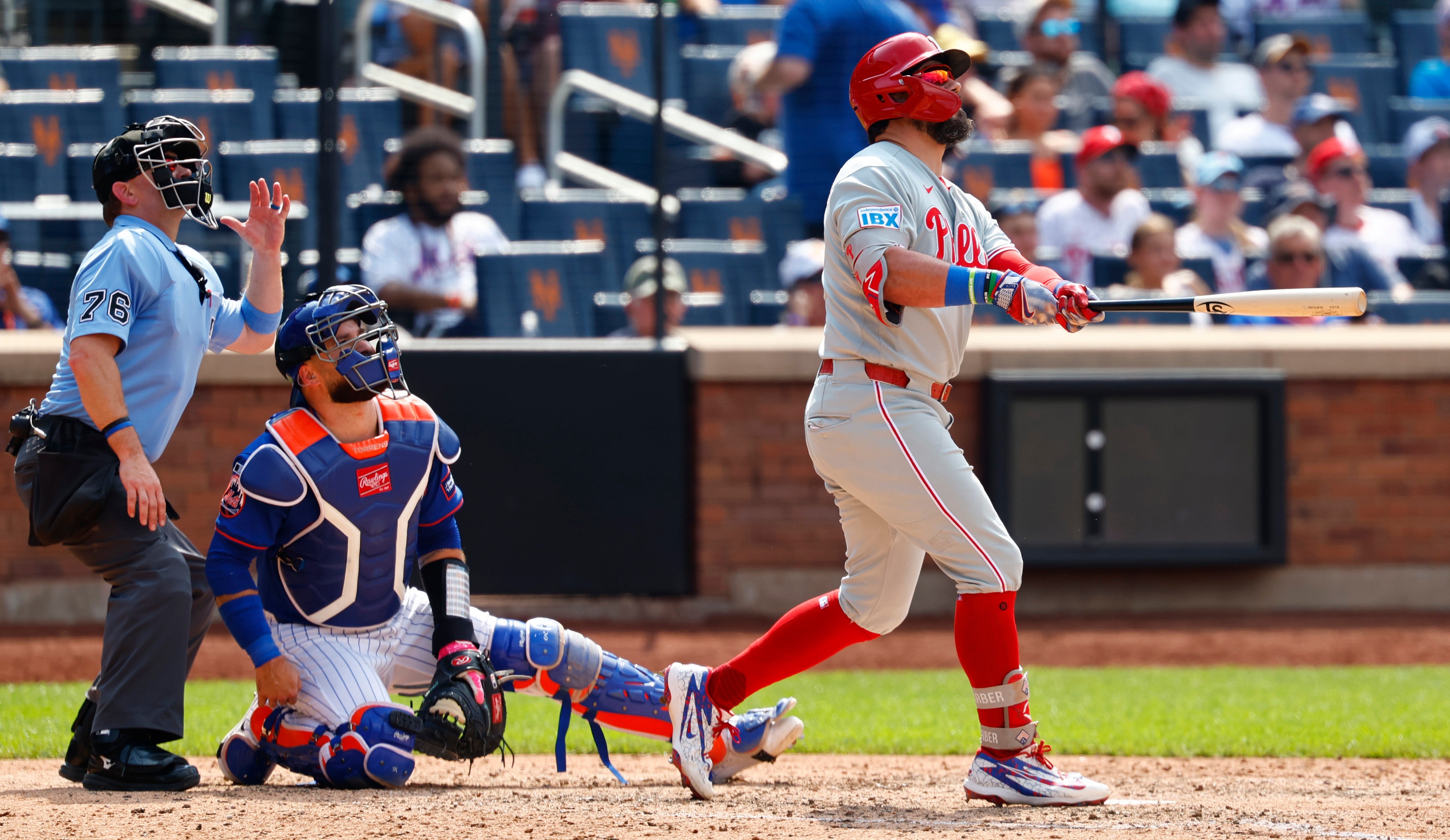 Kyle Schwarber sets Phillies record with MLB-best 30th homer in 5-4 win over Mets