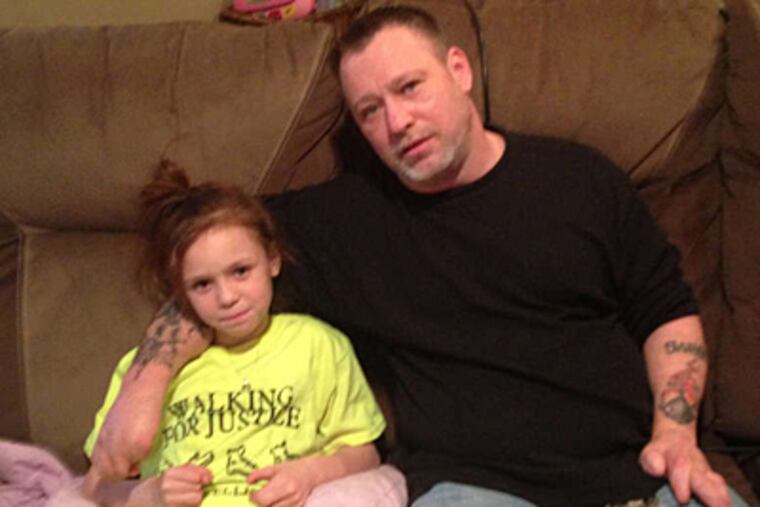 BARBARA LAKER / DAILY NEWS STAFF Sarah Givens with her dad, Jim: Her leg is in a cast, thanks to a hit-and-run driver.