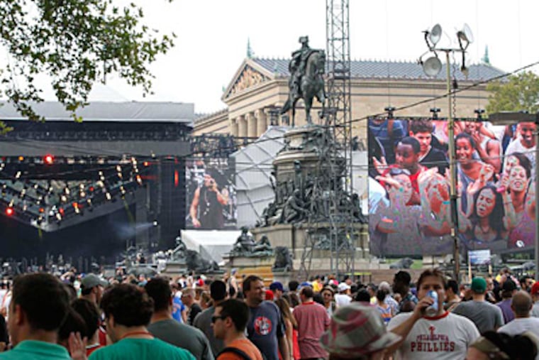 The crowd watches MD'Angelo at Made in America on September 1, 2012. ( MICHAEL S. WIRTZ / Staff Photographer ) August 31, 2012.