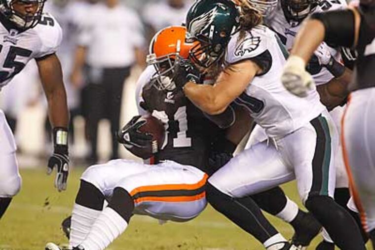 The Eagles' new defensive scheme will put pressure on Casey Matthews and the linebackers. (Ron Cortes/Staff Photographer)