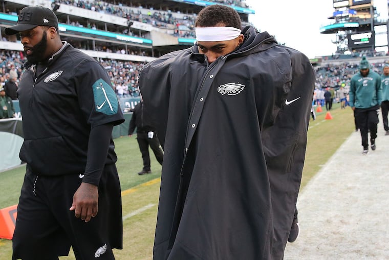 Wide receiver DeSean Jackson walks off the field after reinjuring his abdomen two weeks ago in the Eagles' 22-14 win over the Chicago Bears.