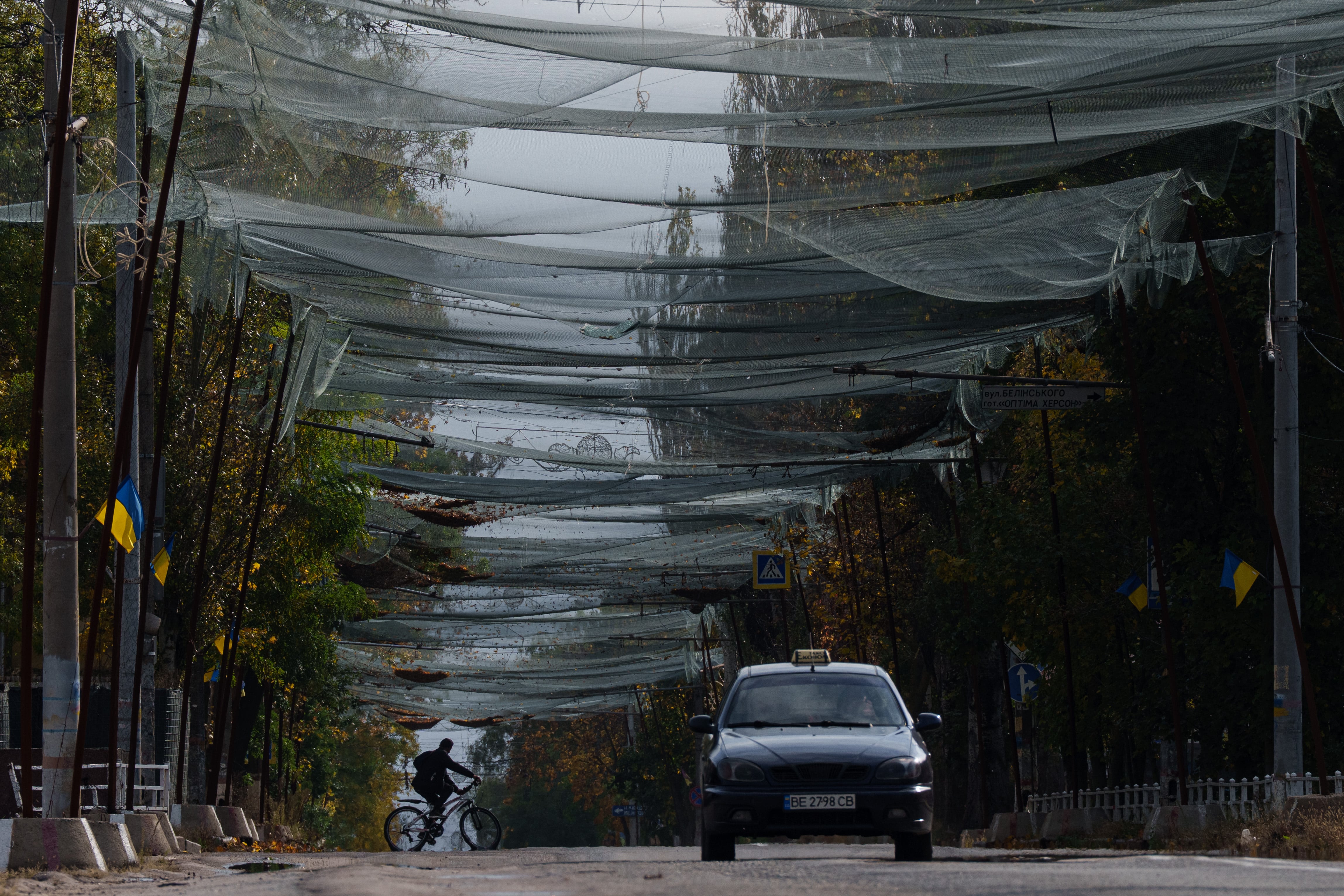 A rare Russia-Ukraine truce allows a humanitarian mission to reach the stricken city of Oleshky