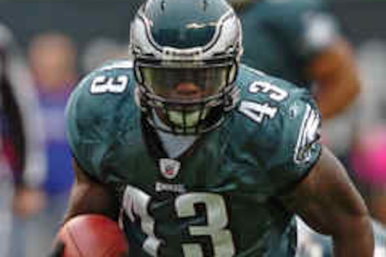 Like many NFL players, Eagles rookie Jeremy Maclin, left, prefers the sleek padless look. Fullback Leonard Weaver, above, prefers protection.