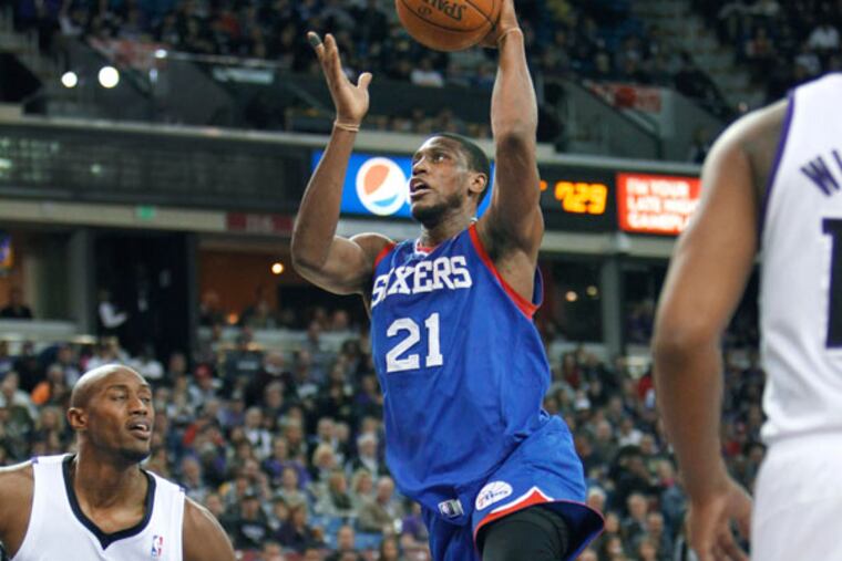 Thaddeus Young (21) drives to the basket against Sacramento Kings defender Travis Outlaw (25) during the first half of an NBA basketball game in Sacramento, Calif., on Thursday, Jan. 2, 2014. (Steve Yeater/AP)