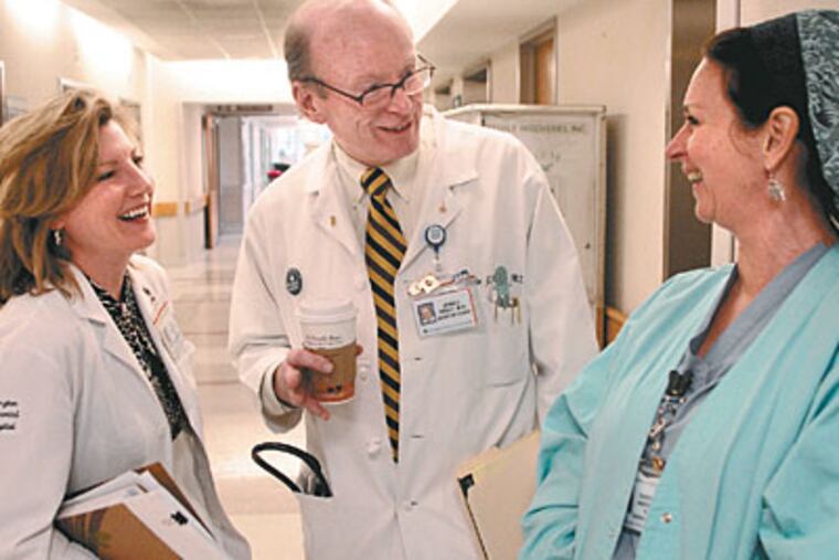 Abington Memorial Hospital chief of staff John J. Kelly talks with nurses Peg Below (left) and Deborah Anderson. Before Pat Zakrzewski died, Kelly got her permission to use her story in campaigning against infections. (Tom Gralish / Staff Photographer)