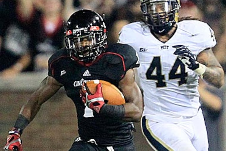 Cincinnati running back Ralph Abernathy runs past Pittsburgh linebacker Shane Gordon in the first half. (Al Behrman/AP)
