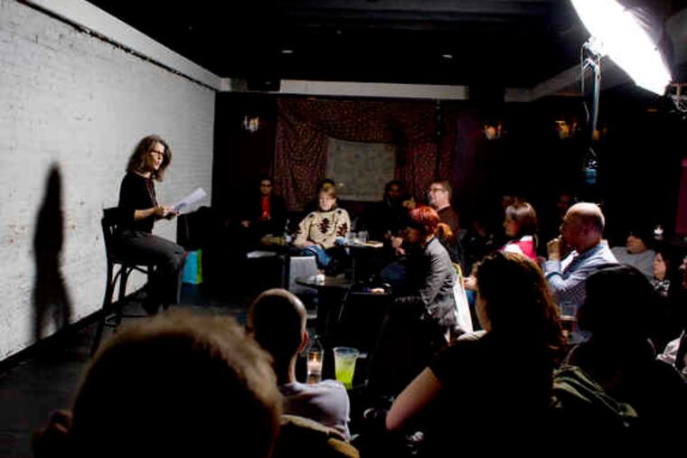 Salon leader Susana Mayer starts with a reading to the 35 fans of erotica.