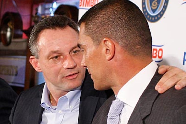 Peter Nowak, left, talks to Faryd Mondragón during a news conference on Thursday. (David Maialetti/Staff Photographer)