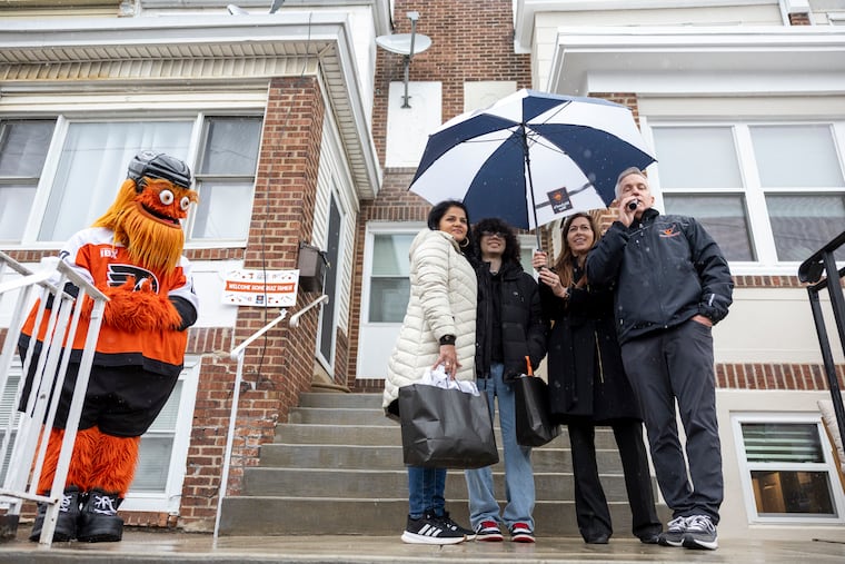 Ethan Ruiz and his mom Yomayra Carrer (center) arrive to their newly renovated home and were greeted Flyers Charities, Flyers players and their wives, and Michael’s Way on Tuesday.