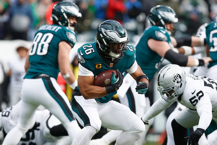 Saquon Barkley ran for 78 yards and a touchdown in the Eagles' 31-0 win over the Raiders.