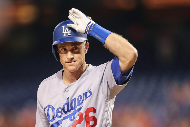 Dodges' Chase Utley waves to the Phillies' fans before his first at bat during the 2nd inning at Citizens Bank Park in Philadelphia, Tuesday, September 19, 2017.