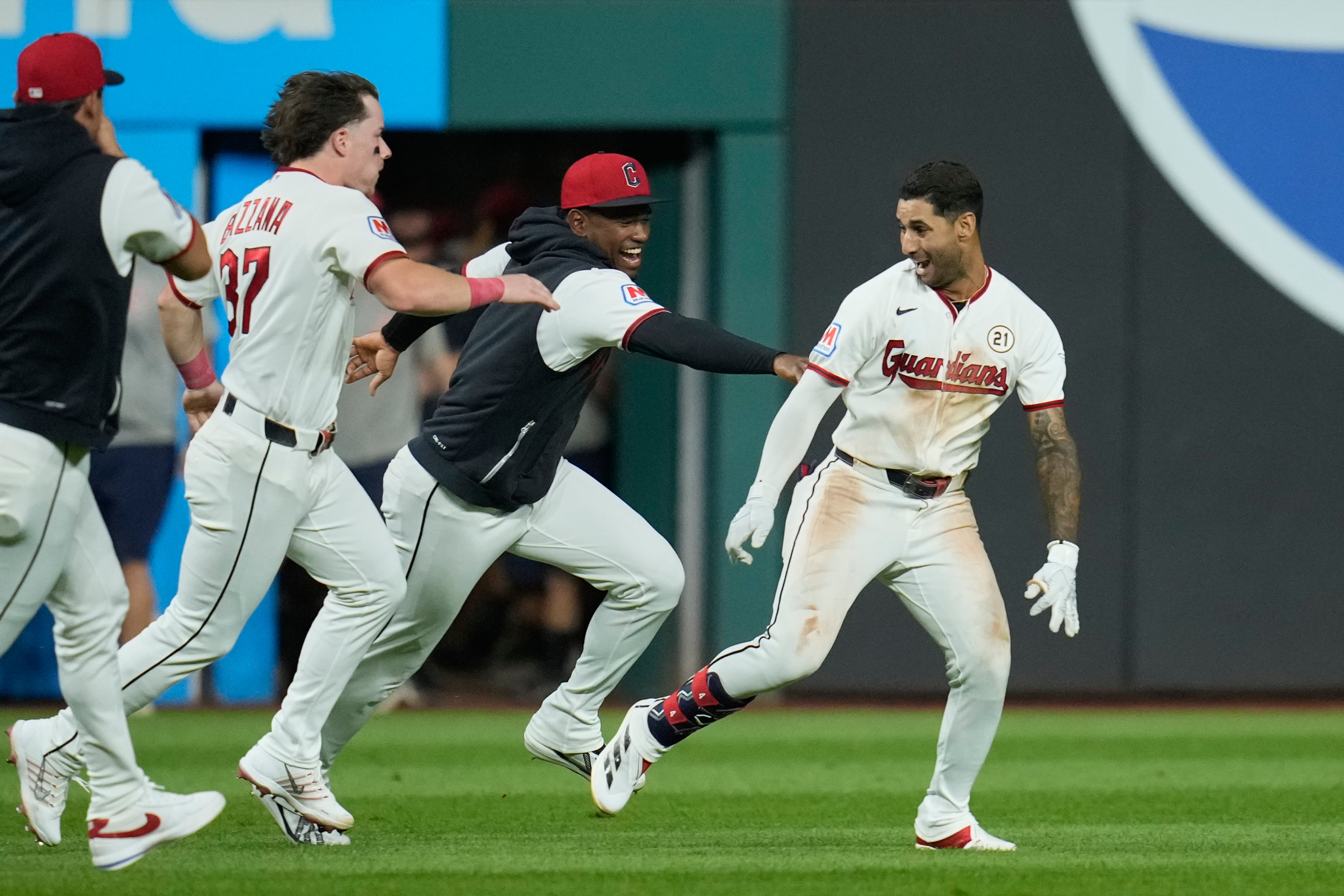Rocchio delivers 2-run double in 9th, Guardians rally to stun White Sox 7-6 and tighten AL Central