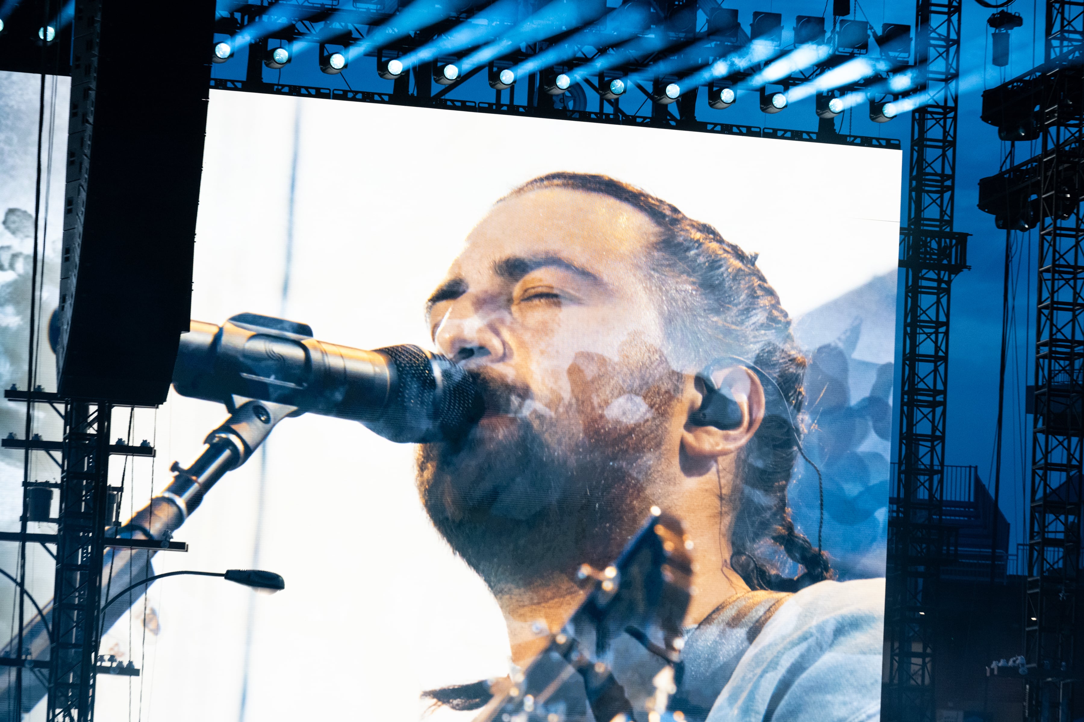With ‘the Great Divide Tour’ Noah Kahan made a sold-out Citizens Bank Park feel like a melancholic suburban backyard
