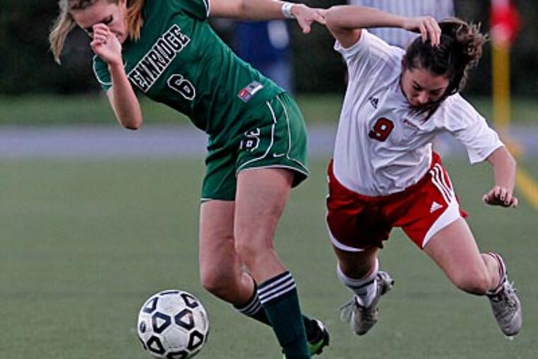 Pennridge's Megan Shenk (left) tries to fight off Peters Township's
Madison Creehan. (Ron Cortes/Staff Photographer)