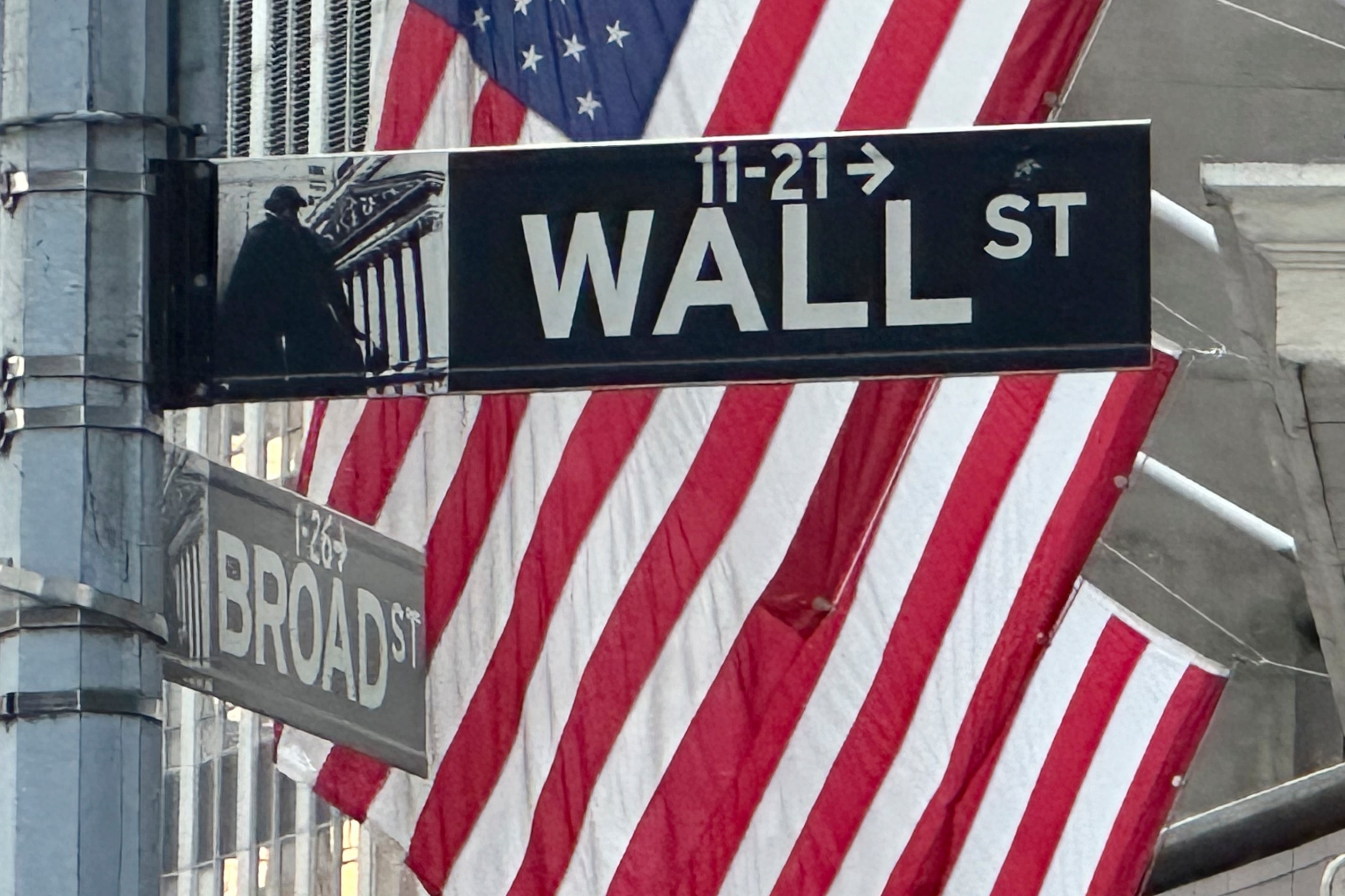 US stocks rise after companies deliver strong profits and oil prices retreat
