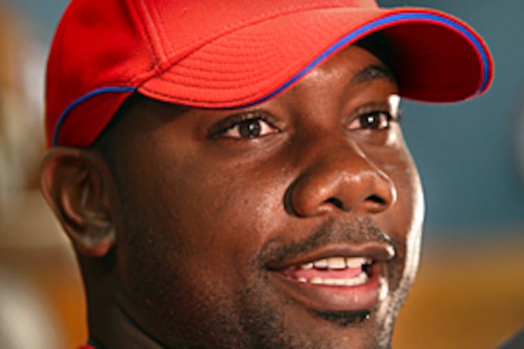Ryan Howard talks with reporters this week at Phillies spring training in Clearwater, Fla. (David M Warren / Inquirer)