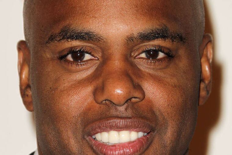 Kevin Frazier and Thea Andrews are anchors of "omg!Insider." They'll sit in the center of a newsroom set, ringed by TV and Web reporters.