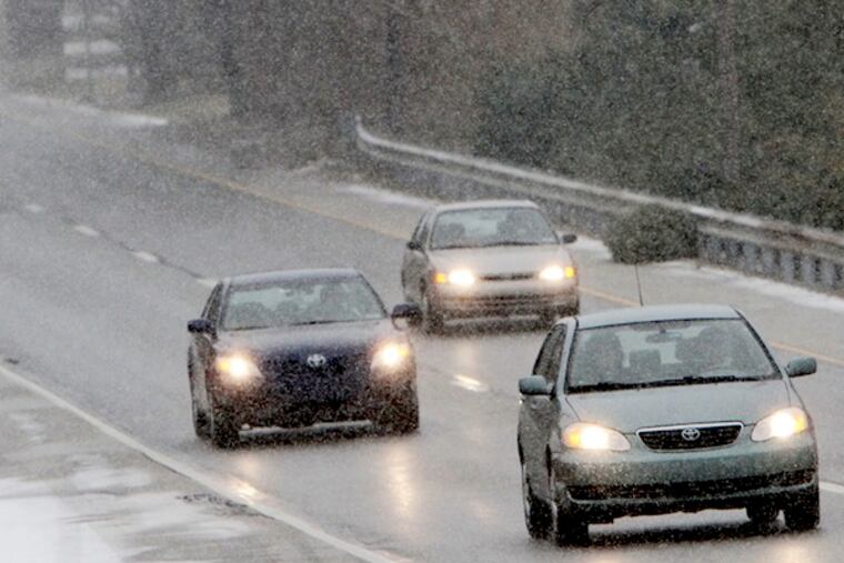 Traffic moves along Rt. 202 in Chadds Ford as snow begins to fall. ( MICHAEL S.WIRTZ / Staff Photographer )