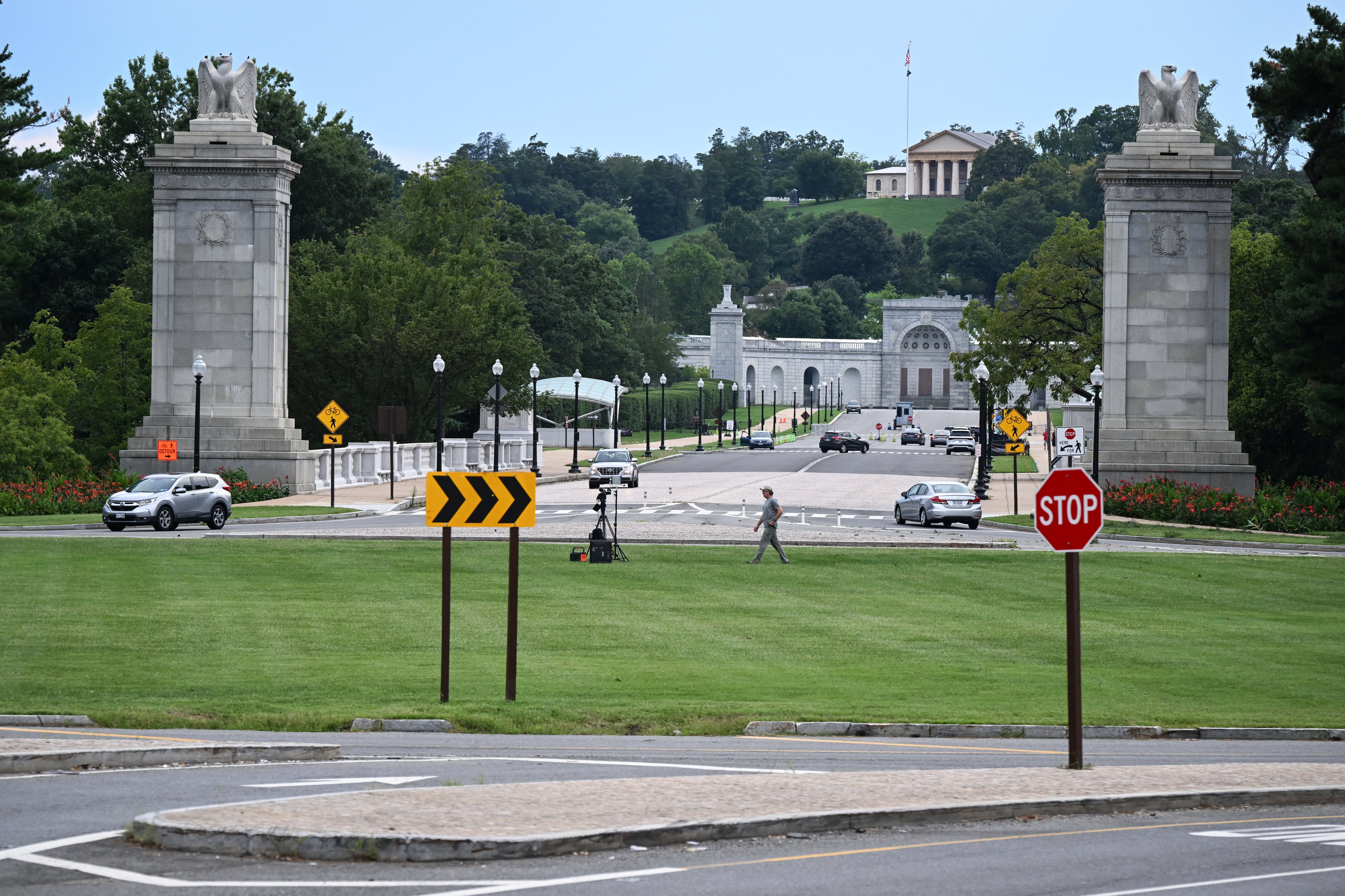 Trump’s arch will harm historic sites but must proceed, federal officials say