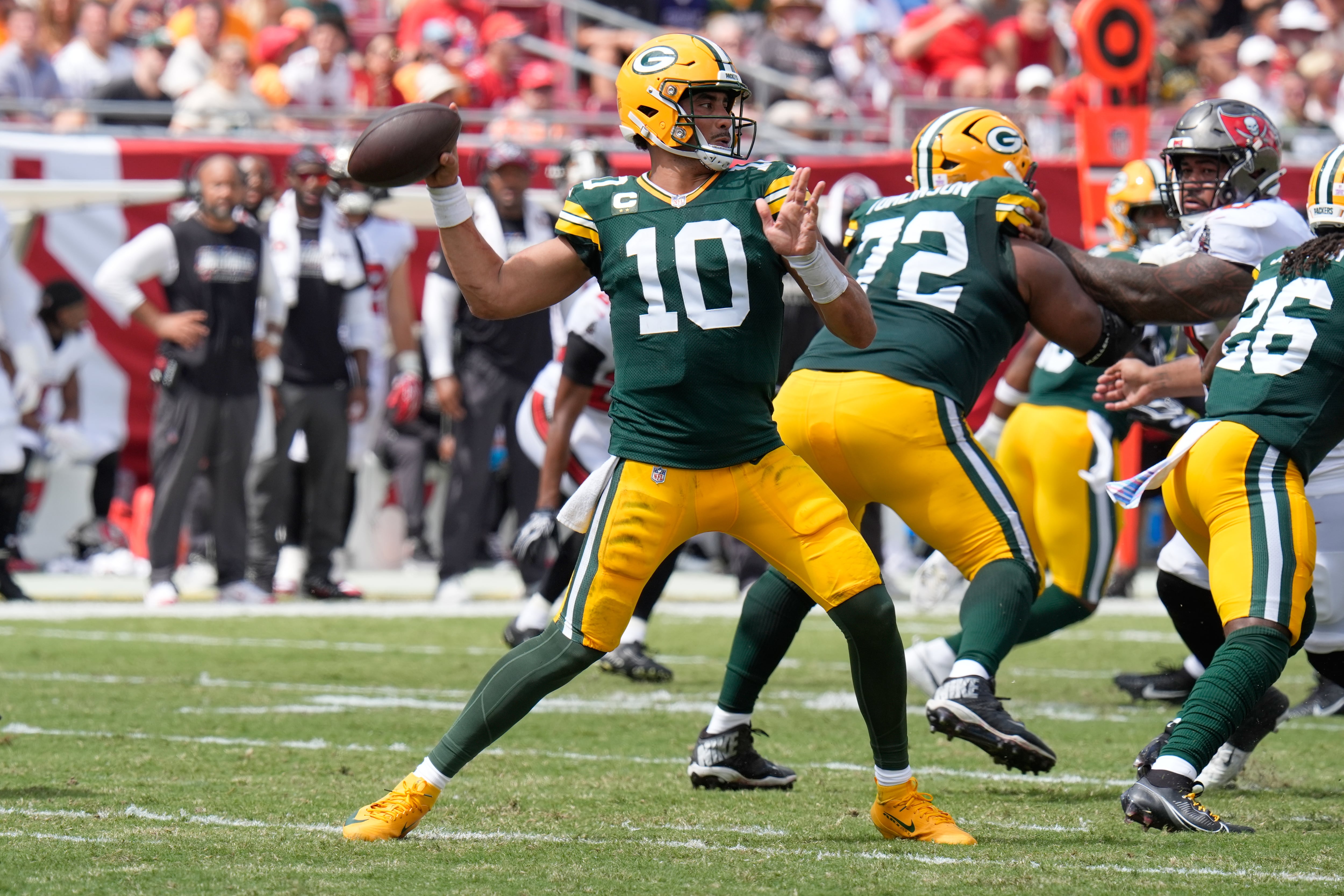Packers Edge Buccaneers 17-14 Behind Jordan Love’s Two Touchdown Passes