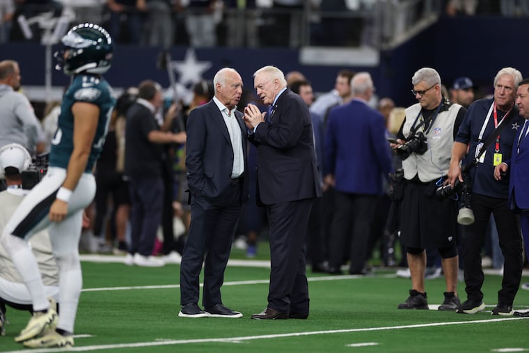 Eagles owner Jeffrey Lurie talks to Dallas Cowboys owner Jerry Jones before a matchup last season in Dallas.