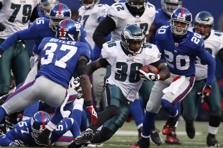 Brian Westbrook running in the fourth quarter as the Eagles play the Giants on Dec. 7, 2008.