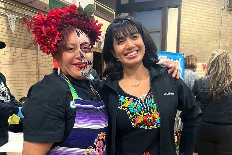 Alma Romero (izquierda), propietaria de Alma del Mar, y Andrea Gonzalez (derecha) en un evento comunitario.