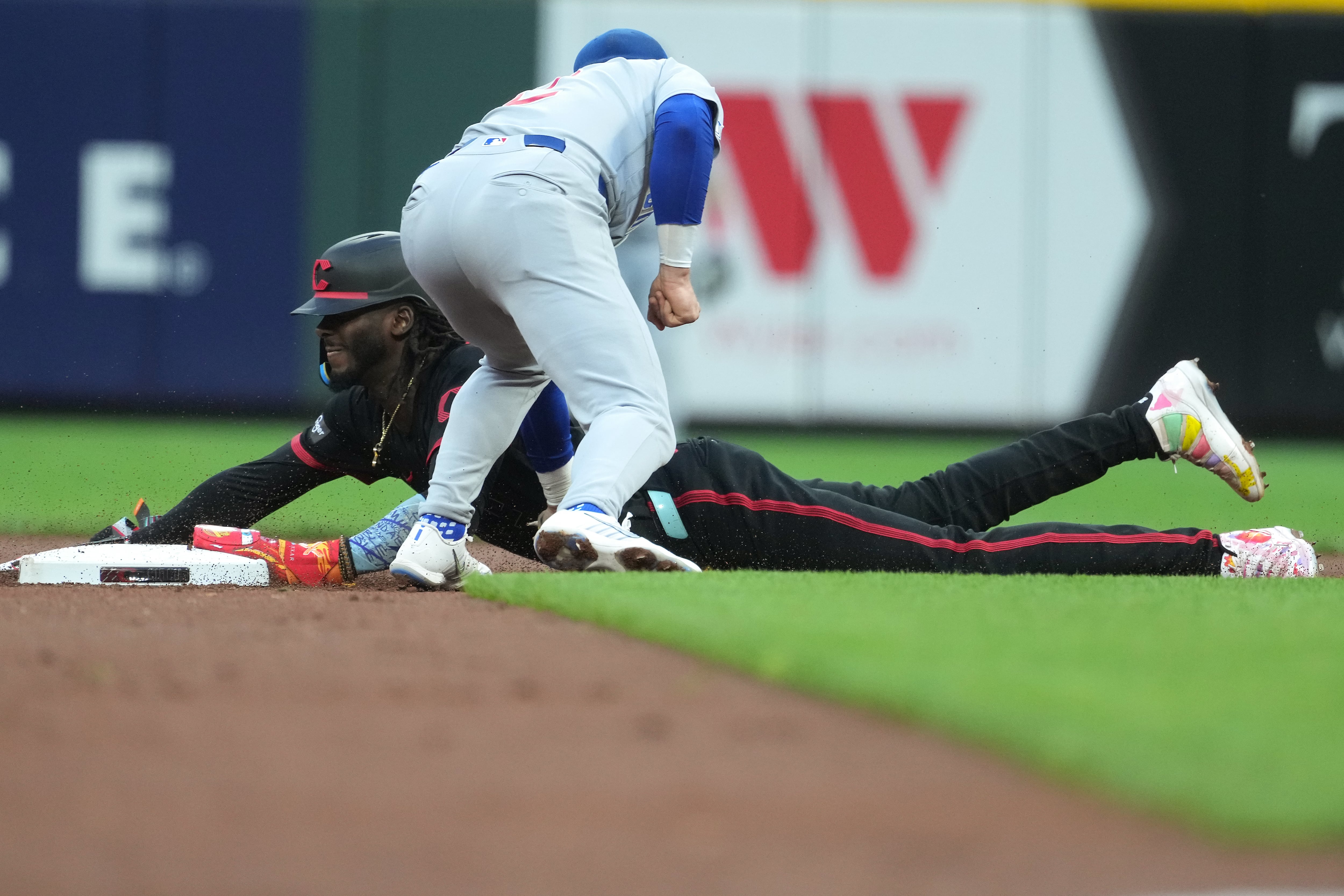 Trevino's 2-run single with bases loaded in 6th propels Reds to 6-4 win over Cubs