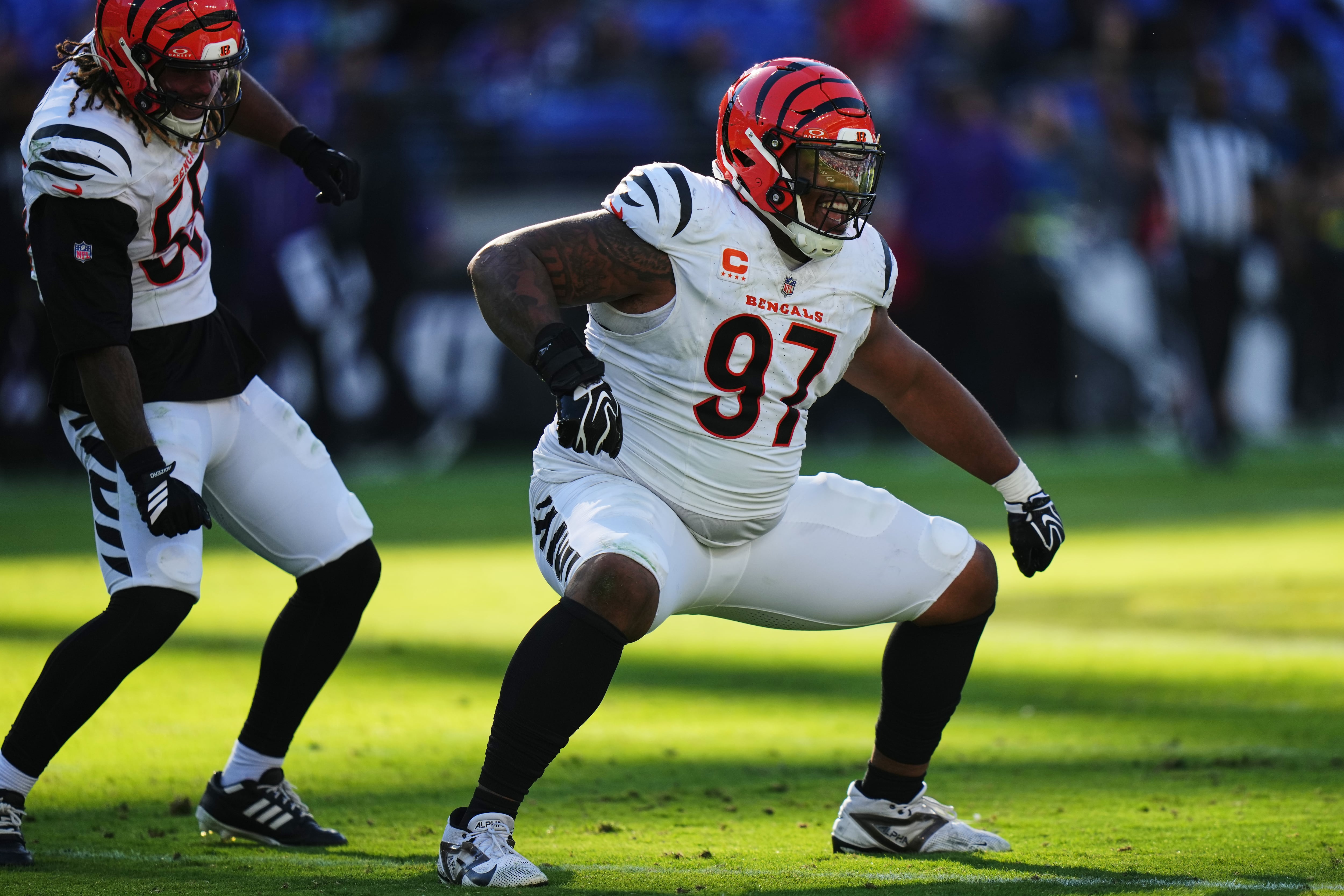 Burrow throws 4 TD passes as Bengals storm past Jackson-less Ravens 35-13 in 2nd half