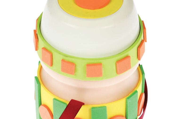 CRAF06F
Peel & Stick Foamies adorn a plastic flavored drink mix container to make a decorative water bottle. (Karen Schiely/Akron Beacon Journal/MCT)