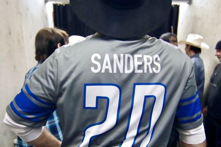 Many Garth Brooks fans thought the country music star was endorsing Democratic presidential candidate Bernie Sanders after he wore a No. 20 Barry Sanders jersey during a concert in Detroit last weekend.