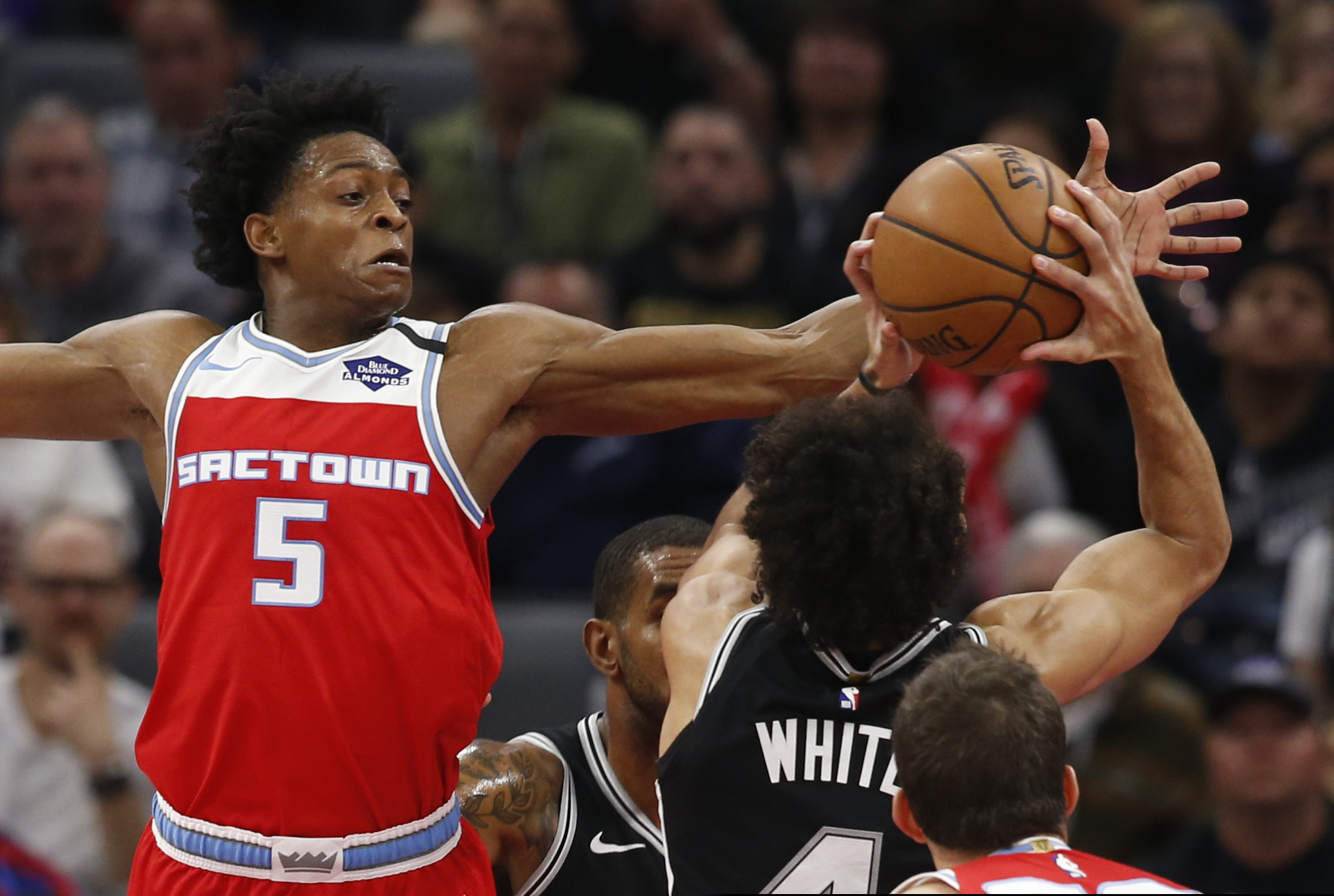 De'Aaron Fox (5) and the Sacramento Kings have won six of their last seven games.