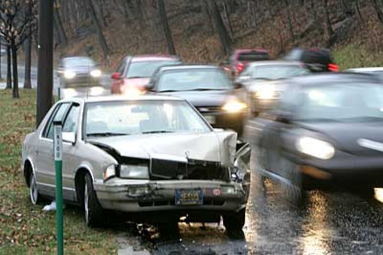 An accident along Kelly Drive this morning, one of many such accidents throughout the region.. ( David Swanson / Staff Photographer )