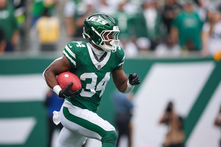 The New York Jets' Kene Nwangwu returns the opening kickoff against the Pittsburgh Steelers on Sunday.