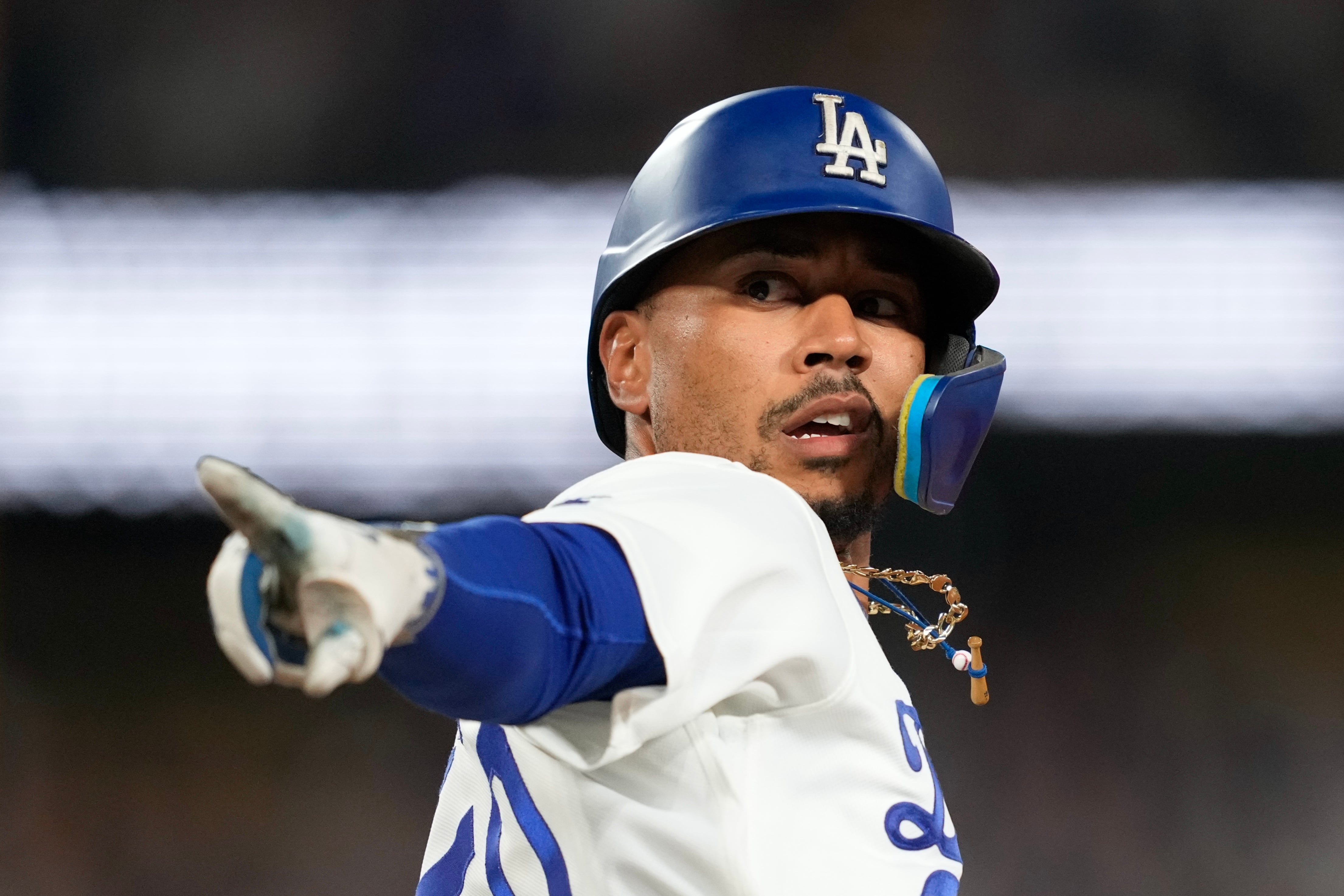 Mookie Betts homers twice and Dodgers go back-to-back twice in 8th inning of 8-2 win over Giants