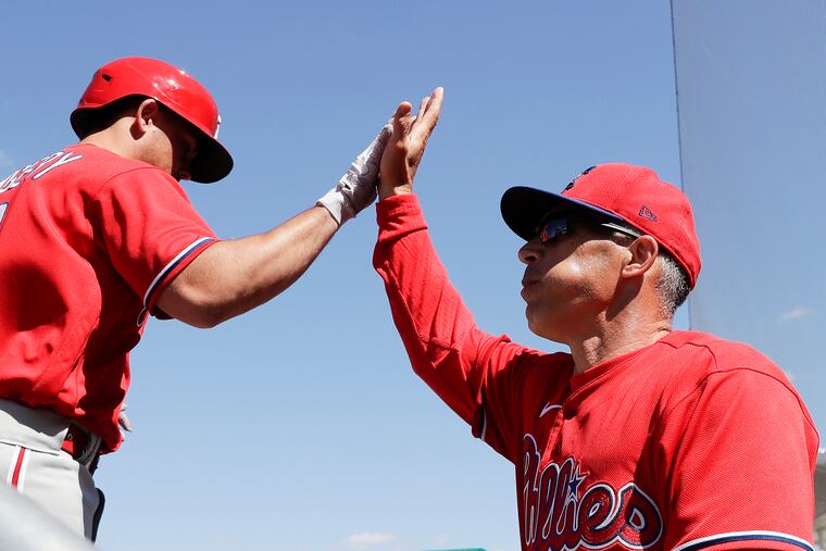 Phillies manager Joe Girardi (right) with second baseman Scott Kingery during spring training. Kingery was placed on the COVID-19 injured list this week.