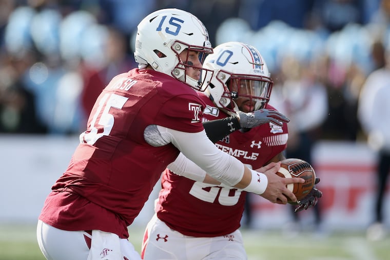 Temple quarterback Anthony Russo handing off to running back Re'Mahn Davis during a game last season.