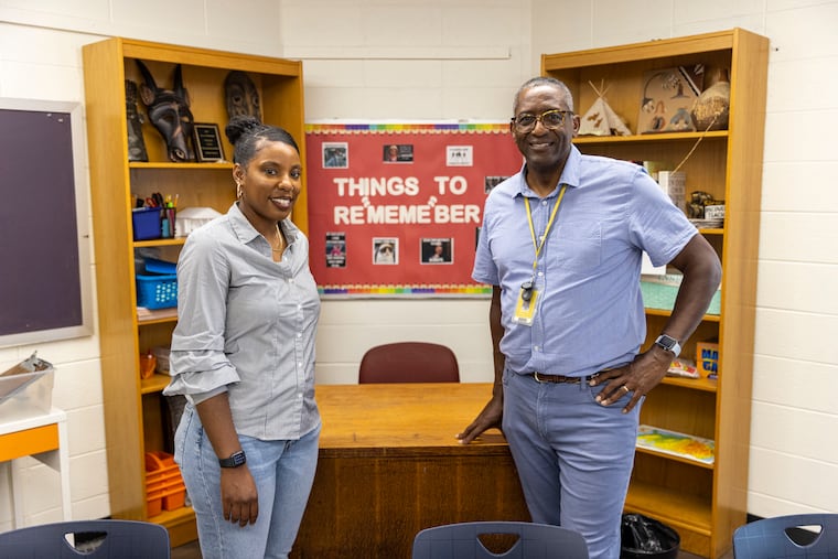 Satoia Wright (izquierda), maestra de matemáticas en Friends Select School, y Michael Gary, el director de la escuela, posan para un retrato en el aula donde los estudiantes toman el curso de verano de álgebra en español.